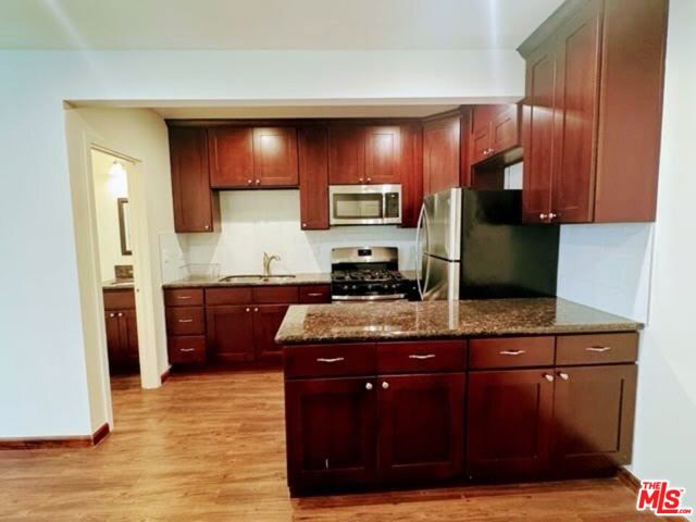 137 S Crescent Drive, Beverly Hills CA: https://media.crmls.org/mediaz/457b9655-a518-4df0-b732-71614c09f83d.jpg
