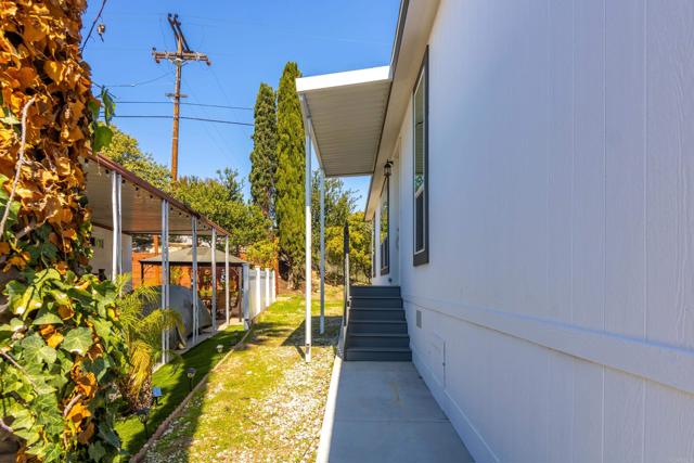 2003 Bayview Heights Dr, San Diego CA: https://media.crmls.org/mediaz/457be3ce-a598-411f-8028-2c1f9b27fdd3.jpg
