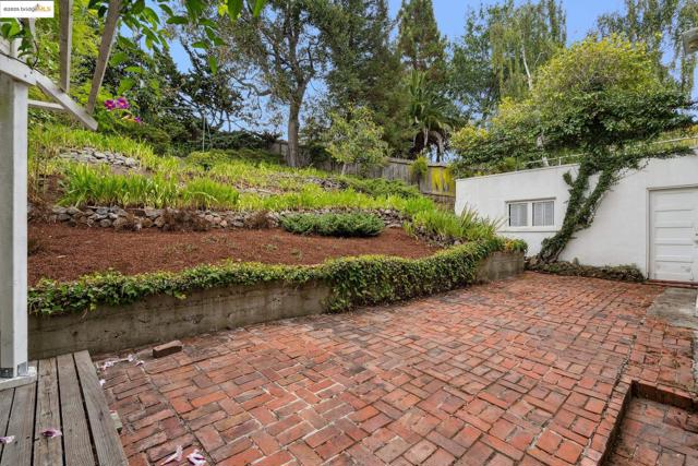 618 Boulevard Way, Piedmont CA: https://media.crmls.org/mediaz/457e406d-a44c-4ffb-b763-2c5e4af4db10.jpg