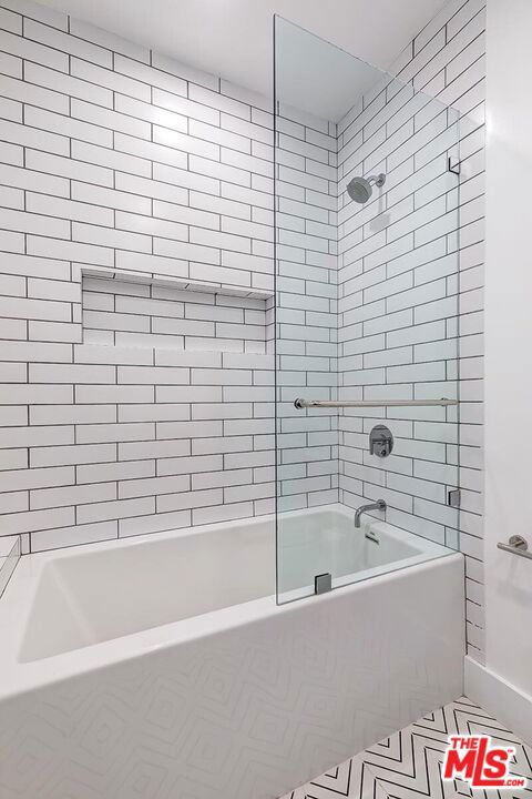 https://media.crmls.org/mediaz/457e9687-6953-41f8-8c8f-f60ccbe4dabd.jpg?preset=X-Large