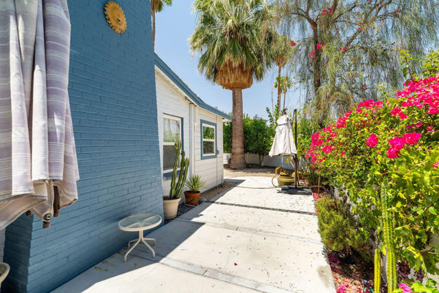 689 E Camino Parocela, Palm Springs CA: https://media.crmls.org/mediaz/457ef83c-9778-4c4a-812b-cb336d03f142.jpg