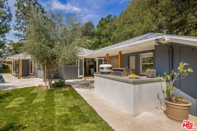 11349 Canton Drive, Studio City CA: https://media.crmls.org/mediaz/457f5de4-3955-4764-b71f-ea78dcd7ece3.jpg