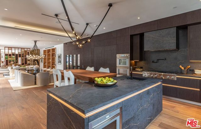 927 N Whittier Drive, Beverly Hills CA: https://media.crmls.org/mediaz/457fb8c4-da25-4035-baaf-7d4bcae57f7f.jpg