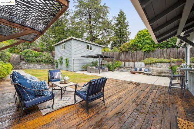 6951 Chambers Dr, Oakland CA: https://media.crmls.org/mediaz/45802861-e932-4126-a0ed-46e22f20bc11.jpg