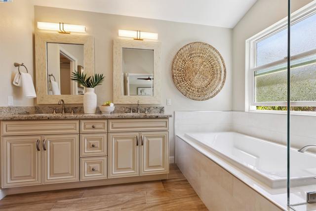 1687 Silverwood Ct, Danville CA: https://media.crmls.org/mediaz/45827ede-af78-4e93-ae89-a4da82f6030f.jpg