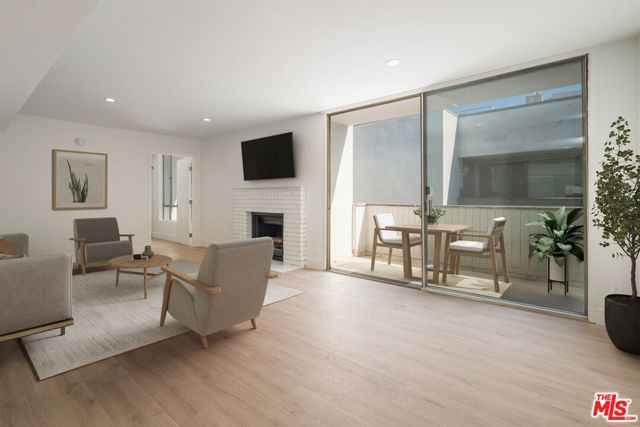 406 N Oakhurst Drive, Beverly Hills CA: https://media.crmls.org/mediaz/45833097-40c2-4f40-96ae-3fe96aeb2f0a.jpg