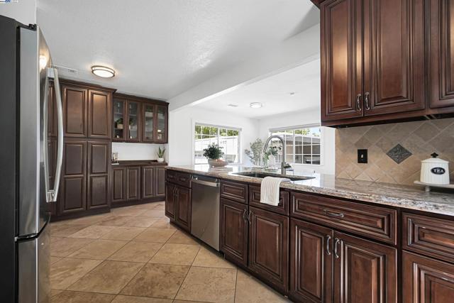 17526 Parker Rd, Castro Valley CA: https://media.crmls.org/mediaz/4583a406-c581-42b3-af10-d6235d1775d3.jpg