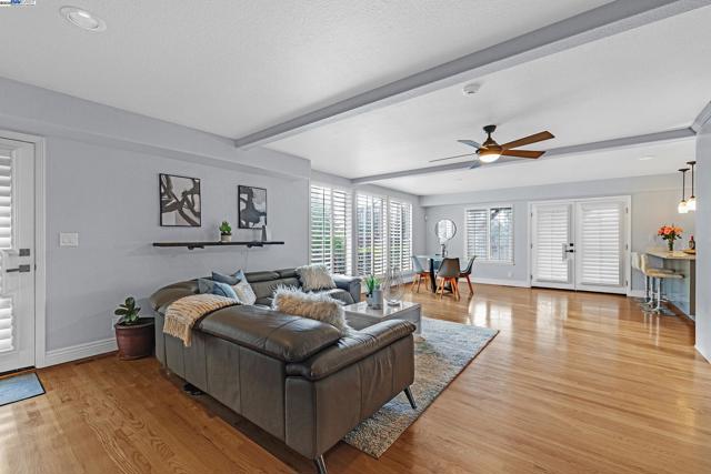 20340 Hunters Knls, Castro Valley CA: https://media.crmls.org/mediaz/45840383-1979-452c-8171-f6a898bb15b0.jpg