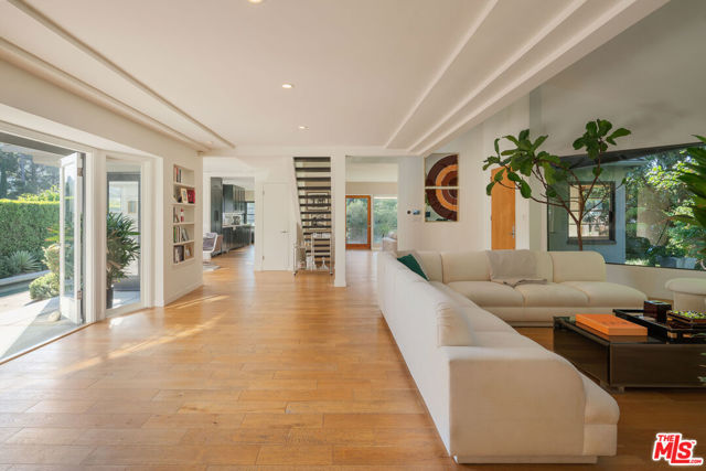 7640 Woodrow Wilson Drive, Los Angeles CA: https://media.crmls.org/mediaz/4584ead0-e1ba-42d6-a0f3-3a88106d5ec7.jpg