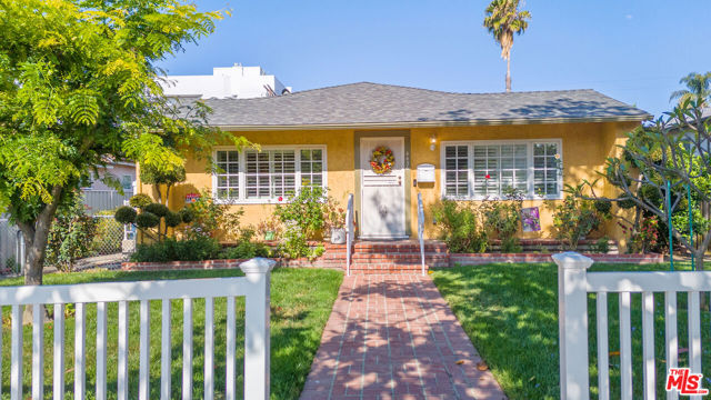 4436 Stansbury Avenue, Sherman Oaks CA: https://media.crmls.org/mediaz/45858b3b-6c3a-4b36-a4d0-9f3f8994c588.jpg