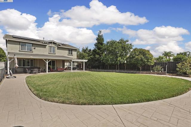 247 N Menlo Park Ct, Mountain House CA: https://media.crmls.org/mediaz/45861172-7c19-49c2-b672-67e0b1fb8029.jpg