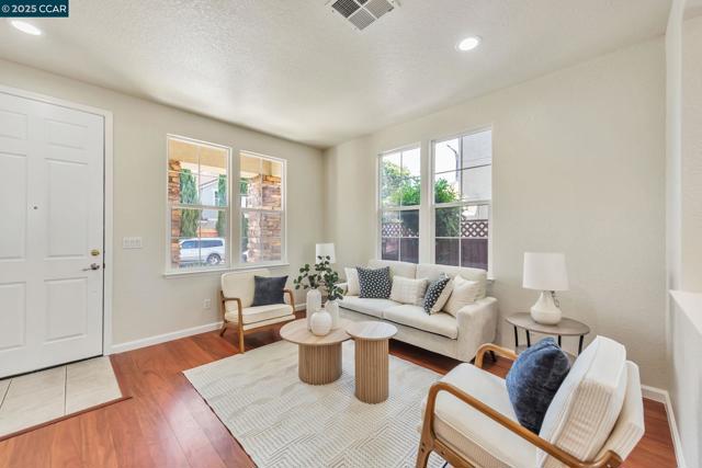 237 Dutra Vernaci Dr, Union City CA: https://media.crmls.org/mediaz/4587513f-4ce5-4dba-8449-eb9c50f57ea2.jpg