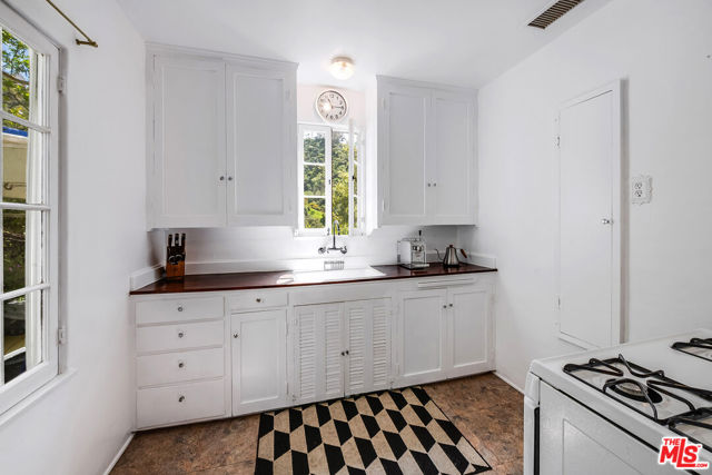 1205 N Beverly Glen Boulevard, Los Angeles CA: https://media.crmls.org/mediaz/45875ce2-335f-4d6f-ba70-8c4c0b497bdd.jpg