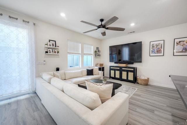 Detail Gallery Image 10 of 34 For 1374 Palo Verde Way, Vista,  CA 92083 - 3 Beds | 2/1 Baths