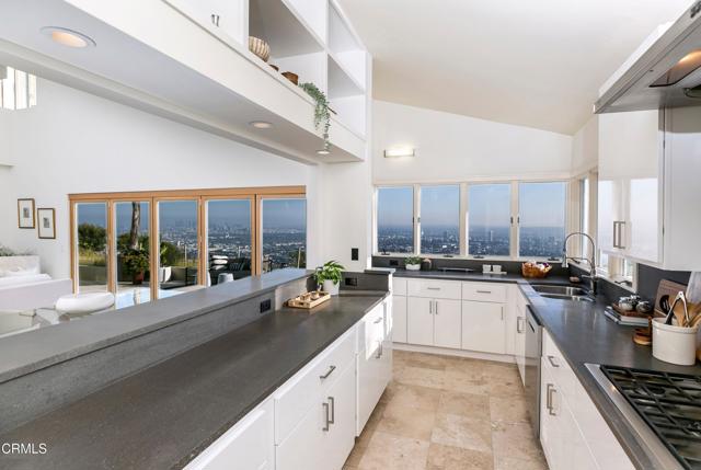 Detail Gallery Image 11 of 20 For 8326 Grand View Dr, Los Angeles,  CA 90046 - 3 Beds | 2/1 Baths