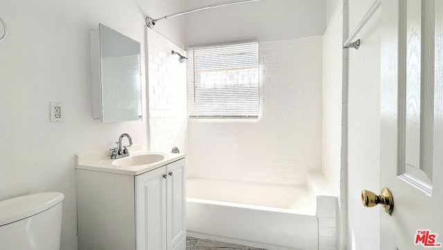 435 W 4TH Street, Long Beach CA: https://media.crmls.org/mediaz/45884feb-ba54-4179-a87d-f41573c75ad0.jpg