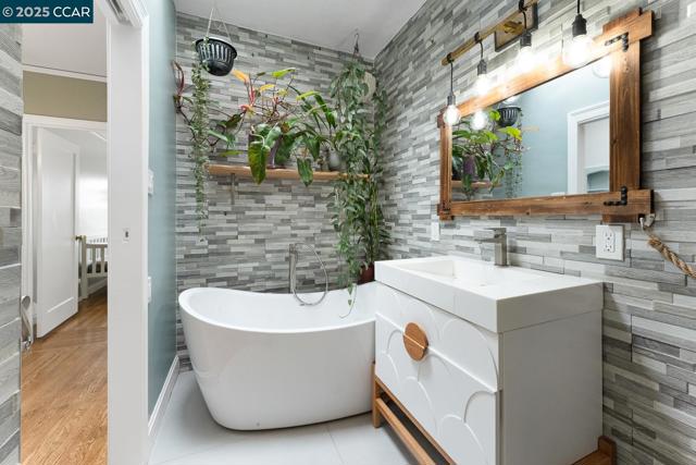 1923 28th Ave, San Francisco CA: https://media.crmls.org/mediaz/45889642-d57e-46e9-9f45-cdb5844ab669.jpg