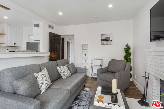 6915 Paseo Del Serra, Los Angeles CA: https://media.crmls.org/mediaz/4588e80c-c127-47e7-a460-335e94561b45.jpg