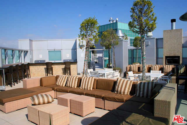 13700 Marina Pointe Drive, Marina del Rey CA: https://media.crmls.org/mediaz/4589c184-2f83-4311-a05a-1b6f78d952d6.jpg