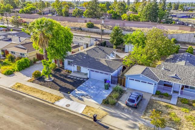 1563 Rebel Way, San Jose CA: https://media.crmls.org/mediaz/458b2597-0eb7-4d63-8ff1-2c475d610f17.jpg