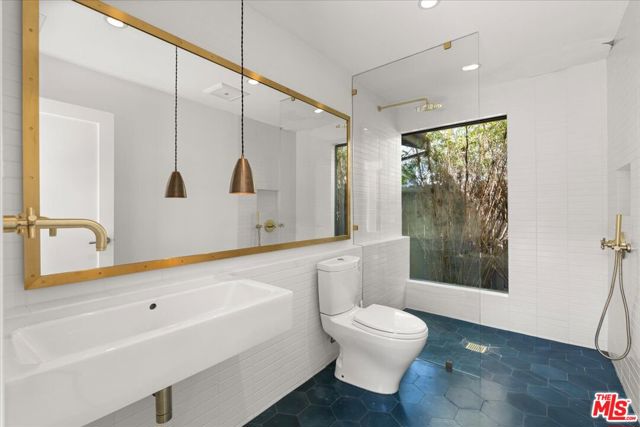 4525 Melbourne Avenue, Los Angeles CA: https://media.crmls.org/mediaz/458b52ac-31ab-4f54-a910-0f8e53af779f.jpg
