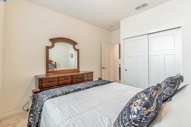 9315 Wild Lilac Cir, Sacramento CA: https://media.crmls.org/mediaz/458beda4-4d37-4d00-a3a4-011e661c31e8.jpg