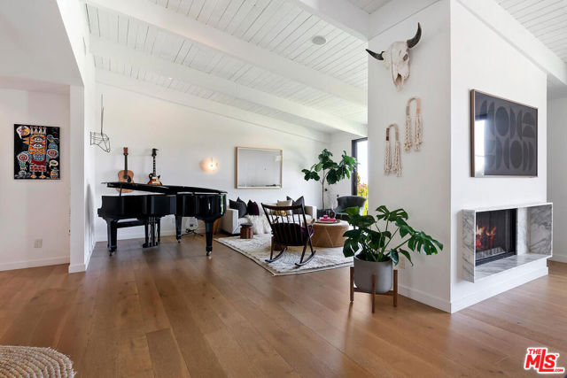 17237 Quesan Place, Encino CA: https://media.crmls.org/mediaz/458c185a-bf3c-4fd6-a662-04d98c63419e.jpg