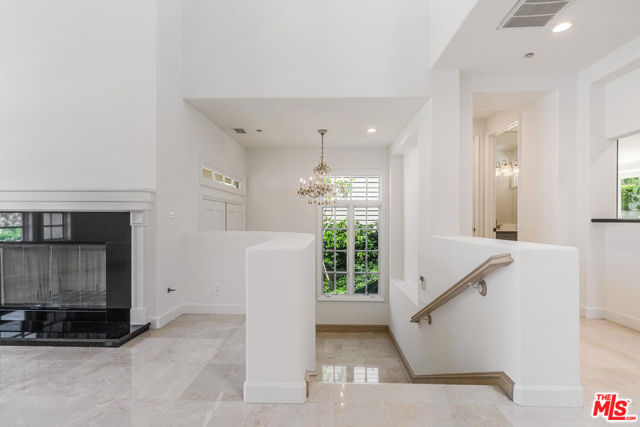 2370 Brookshire Lane, Los Angeles CA: https://media.crmls.org/mediaz/458c7d40-37a9-4f3a-88d1-65386d5a3f79.jpg