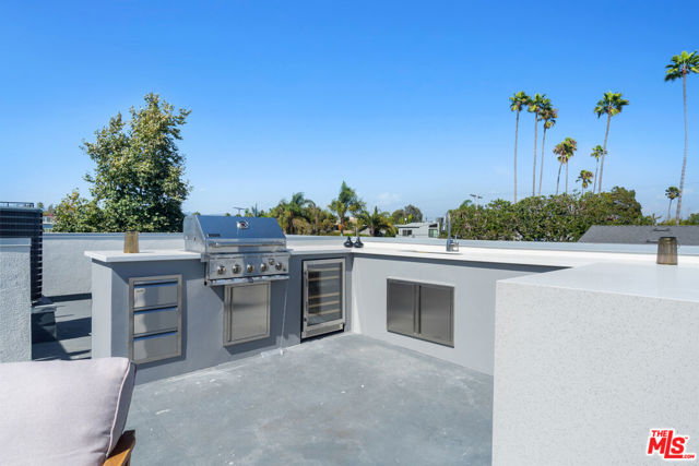 705 6th Avenue, Venice CA: https://media.crmls.org/mediaz/458d2bdd-5b1c-4d15-bd4e-eb90af1ef7f8.jpg
