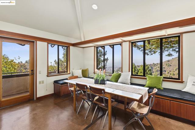 25 Dartmouth Dr, Berkeley CA: https://media.crmls.org/mediaz/458fb958-ab3e-4c04-894a-8026eb603123.jpg