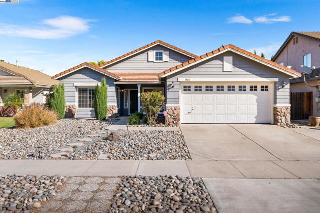 1983 Cork Oak Ln, Manteca CA: https://media.crmls.org/mediaz/4590808c-ea9b-4ad0-b975-63f1bef75564.jpg