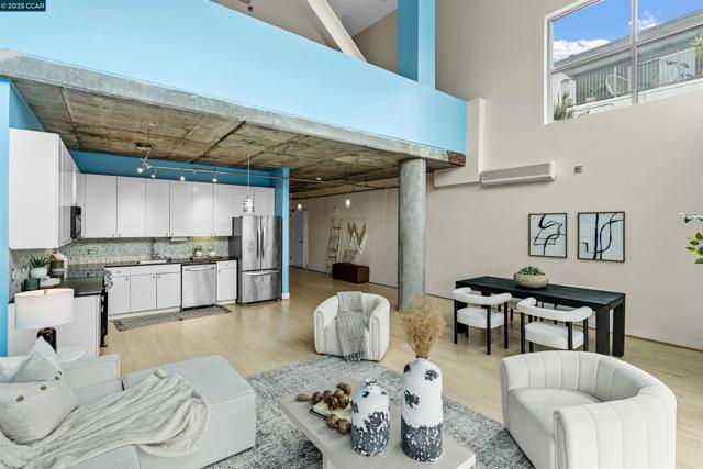 311 Oak St, Oakland CA: https://media.crmls.org/mediaz/45910cba-963f-4d6e-9ad8-105091b393e6.jpg