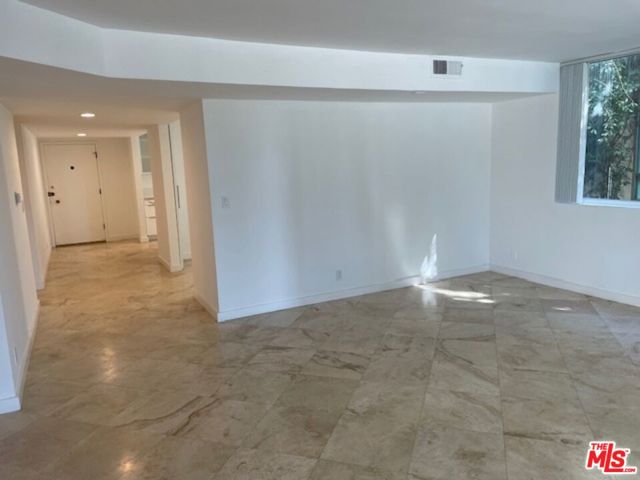 9297 Burton Way, Beverly Hills CA: https://media.crmls.org/mediaz/459230ec-8c50-4273-8d51-74161c7b2b32.jpg