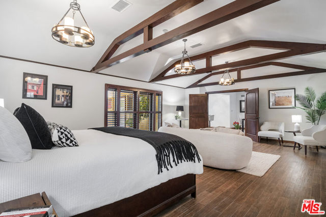 664 S Highland Avenue, Los Angeles CA: https://media.crmls.org/mediaz/45934d16-9713-48af-93ac-0c4cdb9f30f7.jpg