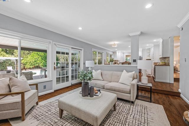 519 Ellesmere Dr, Walnut Creek CA: https://media.crmls.org/mediaz/45936667-cede-444d-a1f8-f2c50660bb7d.jpg