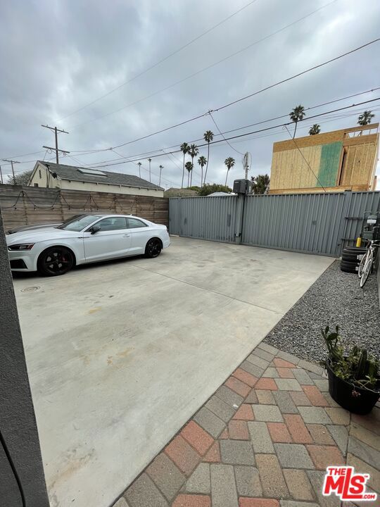 926 California Avenue, Venice CA: https://media.crmls.org/mediaz/459446a2-0936-4889-b76f-595dc4b86ac5.jpg