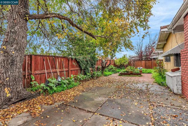 1246 Otis Dr, Alameda CA: https://media.crmls.org/mediaz/45958e9a-abae-49be-b790-a71e975a5992.jpg