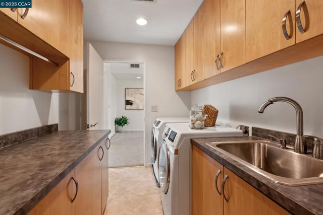 127 Devin Dr, Moraga CA: https://media.crmls.org/mediaz/4597c665-b85e-4e16-8972-a91ed22c0366.jpg