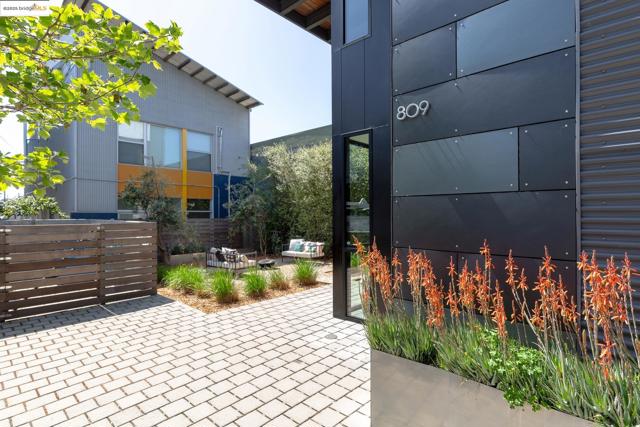809 Folger Ave, Berkeley CA: https://media.crmls.org/mediaz/459a5d98-8aa1-46f0-a19e-d033eb30914f.jpg