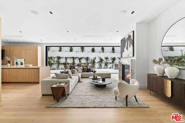 10950 Verano Road, Los Angeles CA: https://media.crmls.org/mediaz/459a8e61-4536-428f-a8c7-a99012f28682.jpg