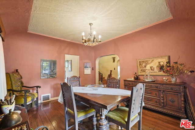 1326 Cordova Avenue, Glendale CA: https://media.crmls.org/mediaz/459aec43-9710-496e-8ff3-116a55ee777b.jpg