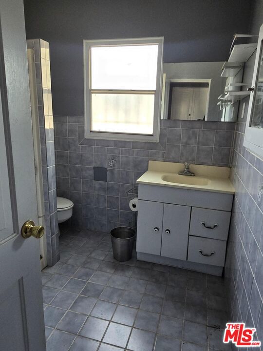 143 S Highland Avenue, Los Angeles CA: https://media.crmls.org/mediaz/459af2fd-591f-4e05-8f55-245113538107.jpg