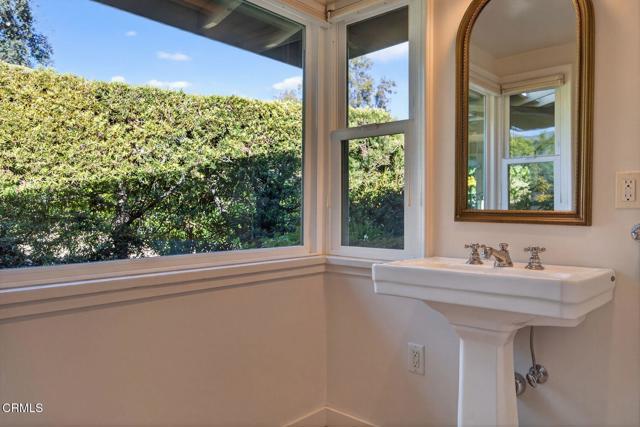 203 Foothill Road, Ojai CA: https://media.crmls.org/mediaz/459b1eaa-5581-4994-b3db-3e3158460d31.jpg