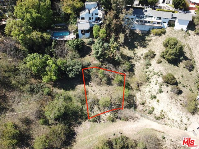 3905 N Hopevale Drive, Sherman Oaks CA: https://media.crmls.org/mediaz/459b9071-bdb2-4ab9-938f-a2b9a3d4e66e.jpg