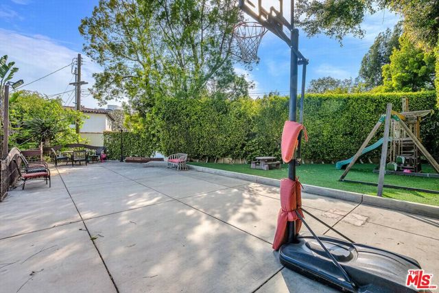 10321 Rochester Avenue, Los Angeles CA: https://media.crmls.org/mediaz/459c5860-fd84-4108-8c21-cfffb0729f1d.jpg