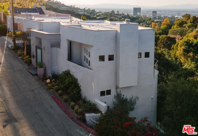 7209 Sunnydip Trail, Los Angeles CA: https://media.crmls.org/mediaz/459cfd4b-79ab-49df-bb9f-236c121fe76e.jpg