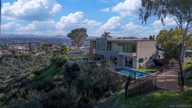 2448 Sagebrush Ct, La Jolla CA: https://media.crmls.org/mediaz/459d800d-8643-4134-8f87-8596efdcfde1.jpg