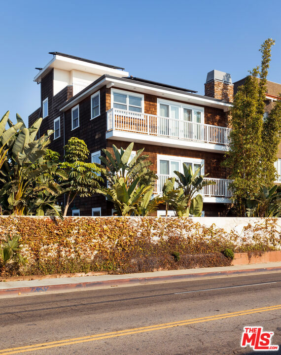 702 Pacific Ave., Venice CA: https://media.crmls.org/mediaz/459da0e8-72c1-40c3-9290-48d93f64403d.jpg