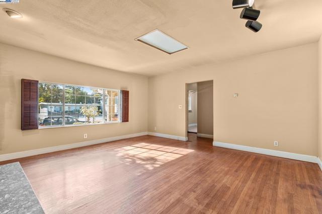 2825 Marlborough Avenue, Redwood City CA: https://media.crmls.org/mediaz/459deb4a-067a-4bf0-bf0f-55886991819b.jpg