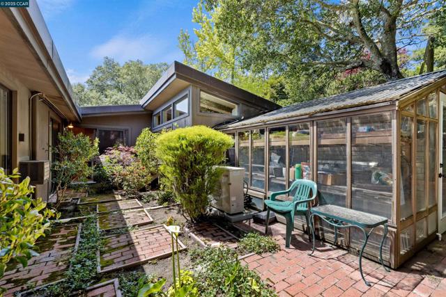 1176 Brown Ave, Lafayette CA: https://media.crmls.org/mediaz/459e6692-876b-40c1-b0e5-e0eccc86cc6a.jpg